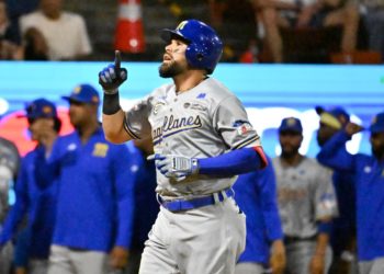Magallanes abre la temporada con victoria de 12-0 ante Tiburones de la Guaira
