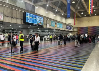 Venezuela extiende suspensión de vuelos con Panamá, Perú y Dominicana