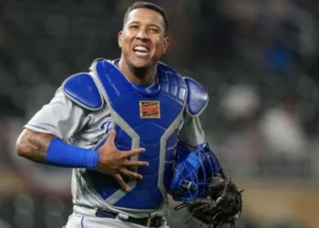 Salvador Pérez es galardonado con el premio Roberto Clemente