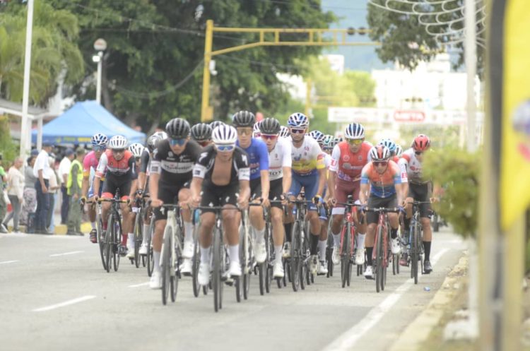 Vuelta a Venezuela | Yaracuyano Luis Pinto «le agarró el pique» al circuito de la avenida Bolívar en Valera