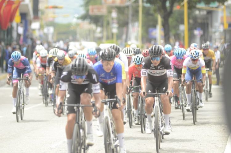 Vuelta a Venezuela | Yaracuyano Luis Pinto «le agarró el pique» al circuito de la avenida Bolívar en Valera