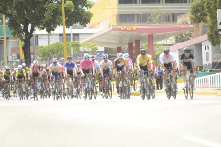 Vuelta a Venezuela | Yaracuyano Luis Pinto «le agarró el pique» al circuito de la avenida Bolívar en Valera