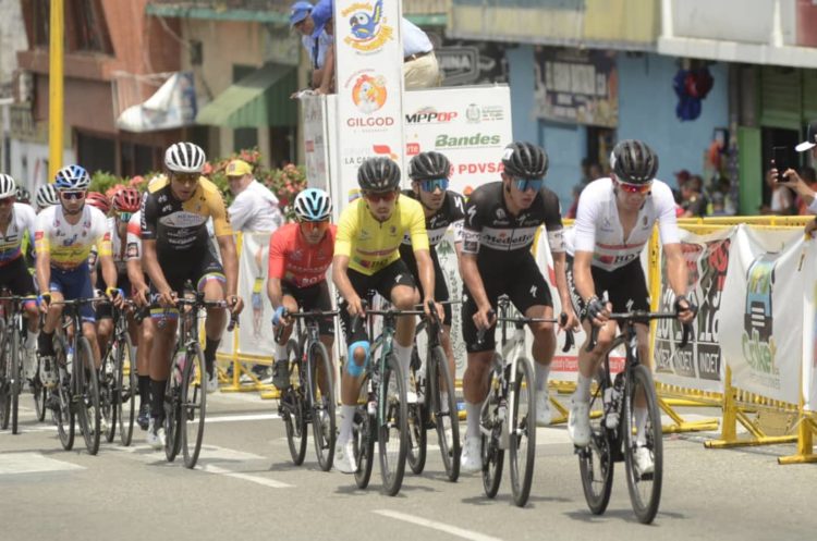Vuelta a Venezuela | Yaracuyano Luis Pinto «le agarró el pique» al circuito de la avenida Bolívar en Valera