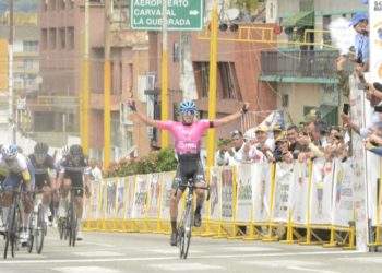 Vuelta a Venezuela | Yaracuyano Luis Pinto «le agarró el pique» al circuito de la avenida Bolívar en Valera