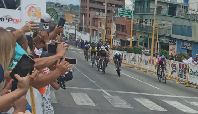 Vuelta a Venezuela | Yaracuyano Luis Pinto «le agarró el pique» al circuito de la avenida Bolívar en Valera