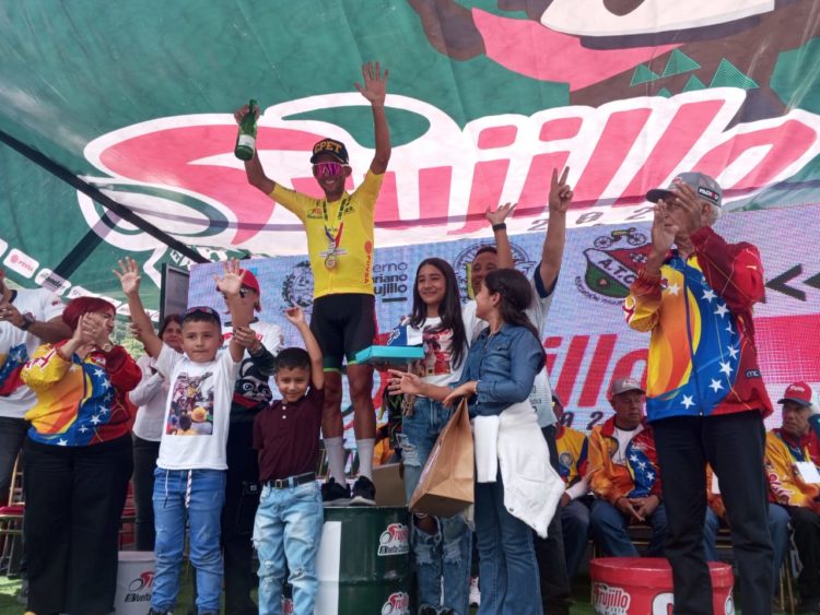 Juan Ruiz recibió la camiseta de líder y va por su segundo titulo de Vuelta a Trujillo (Gráficas: Miguel Albarrán)