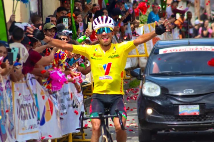 El carvajalense Juan Ruiz es recibido triunfal en La Mesa de Esnujaque tras cruzar primero y en solitario (Gráfica: Prensa Vuelta a Trujillo)