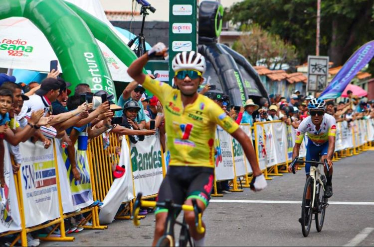 Juan Ruiz con brazo en alto celebra con la afición trujillana tras cruzar la meta con el grupo de favoritos (Gráfica: Prensa Vuelta a Trujillo)