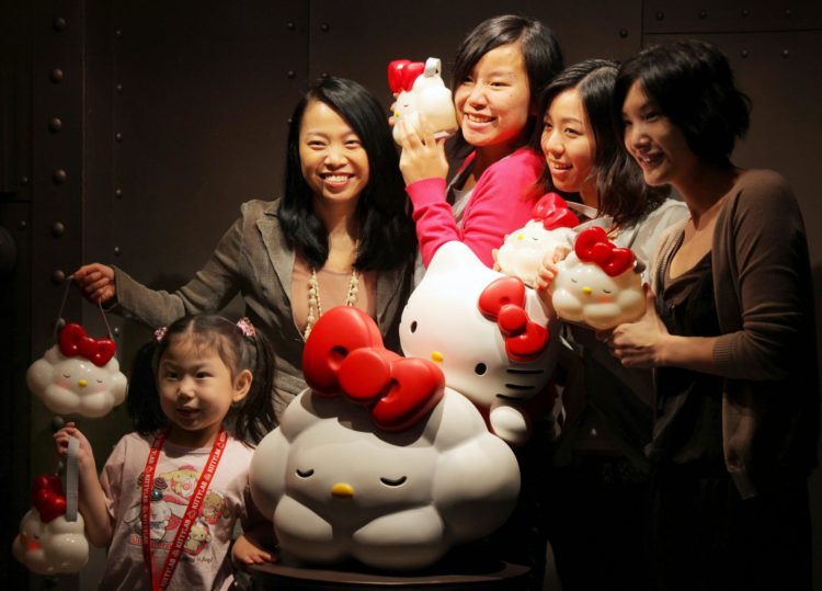 Un grupo de jóvenes posan en el laboratorio de Hello Kitty en Hong Kong, el 12 de agosto de 2009. EFE/YM YIK