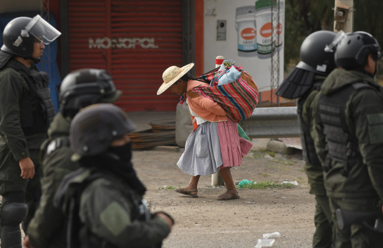 Policía intenta retirar bloqueos de carreteras en noveno día de protestas en Bolivia