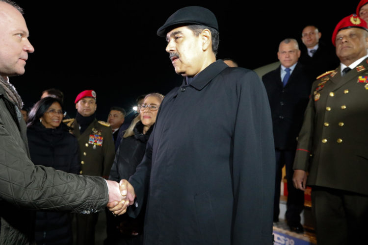 Fotografía cedida por Miraflores Press del presidente venezolano Nicolás Maduro saludando su llegada al Aeropuerto Internacional de Kazán, Rusia, el 22 de octubre de 2024. EFE/ PRENSA MIRAFLORES/SOLO USO EDITORIAL/SIN VENTAS/SOLO DISPONIBLE PARA ILUSTRAR LA NOTICIA QUE ACOMPAÑA/CRÉDITO OBLIGATORIO