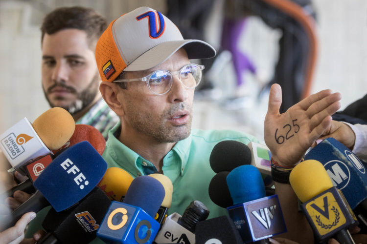 Fotografía de archivo en donde el opositor Henrique Capriles habla a la prensa en Caracas (Venezuela). EFE/ Miguel Gutiérrez