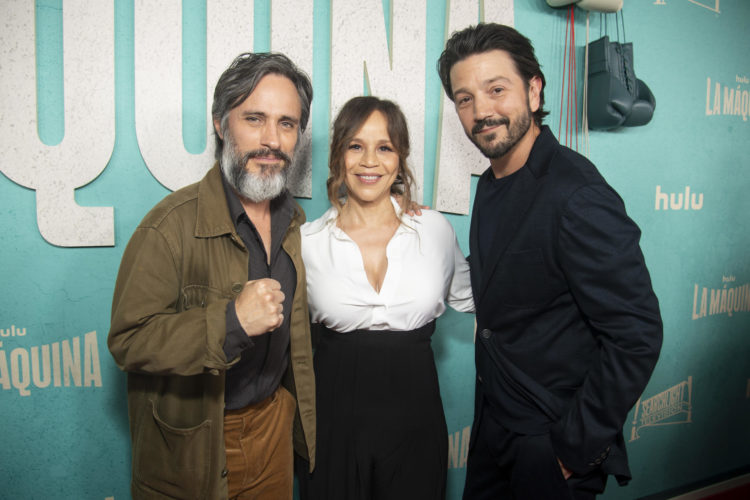 Fotografía cedida por Disney el 3 de octubre de 2024 donde aparecen los actores mexicanos Gael García Bernal (i) y Diego Luna (d), junto a la actriz estadounidense, Rosie Pérez, posando durante el estreno de la serie 'La Máquina' en el club The Hollywood Athletic en Los Ángeles, California (Estados Unidos). EFE/ Alberto E. Rodríguez