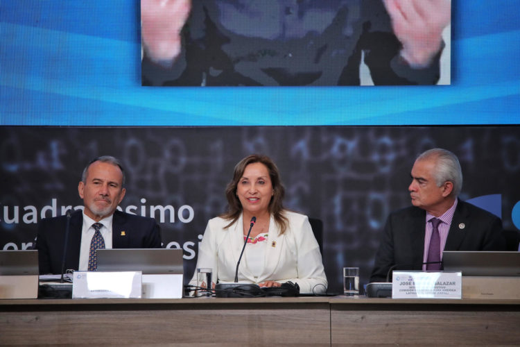 Foto de archivo de la presidenta de Perú, Dina Boluarte (c). EFE/ Stringer