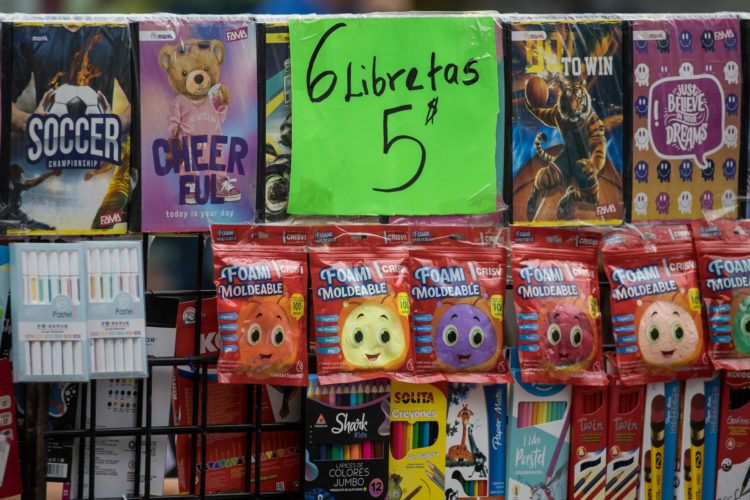 Fotografía de una venta informal con precios en dólares, en Caracas (Venezuela). EFE/ Miguel Gutiérrez