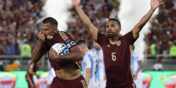 1-1. Rondón le salva los muebles a Venezuela ante una Argentina que se aleja en la cima