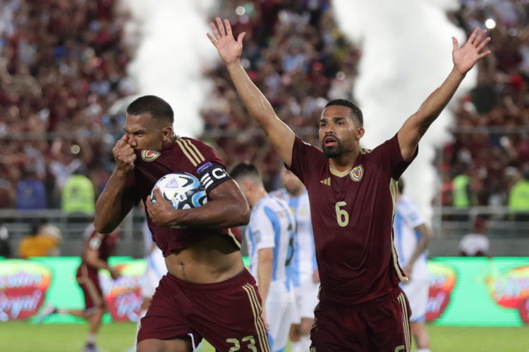 El atacante venezolano Salomón Rondón (i) fue registrados este jueves, 10 de octubre, al celebrar un gol que le anotó a Argentina, durante un partido de la fecha 9 de las eliminatorias suramericanas al Mundial FIFA de 2026, en el estadio Monumental de Maturín (Venezuela). EFE/Ronald Peña