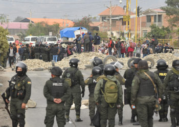 Policía intenta retirar bloqueos de carreteras en noveno día de protestas en Bolivia