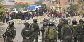 Policía intenta retirar bloqueos de carreteras en noveno día de protestas en Bolivia