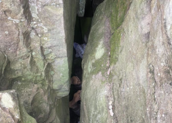 Rescatan a una mujer en Australia tras horas atrapada entre rocas buscando su teléfono