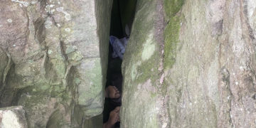 Rescatan a una mujer en Australia tras horas atrapada entre rocas buscando su teléfono