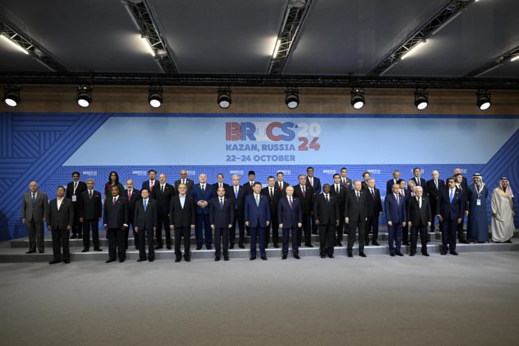 El presidente ruso, Vladimir Putin, y los participantes en la cumbre BRICS en Kazán, Rusia, el 24 de octubre de 2024. EFE/Alexander Nemenov