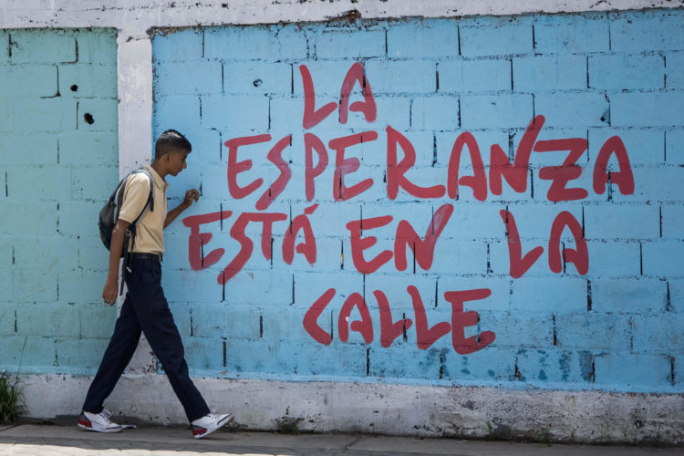 Fotografía de un estudiante caminando en Caracas (Venezuela). La educación pública en Venezuela está en "emergencia" debido, entre otras razones, a la escasez de docentes. EFE/ Miguel Gutierrez