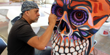 Artesanos elaboran calaveras gigantes para celebrar el Día de Muertos en México