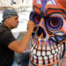 Artesanos elaboran calaveras gigantes para celebrar el Día de Muertos en México