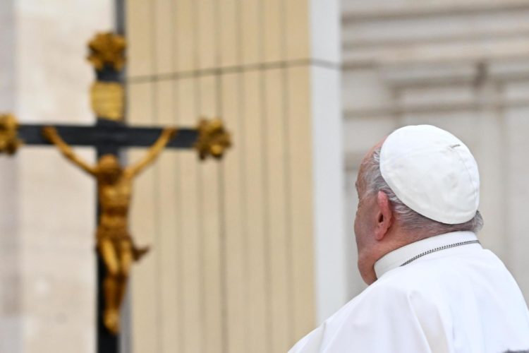 El papa Francisco durante la audiencia semanal de los miércoles ante miles de fieles en la plaza San Pedro del Vaticano. EFE/EPA/MAURIZIO BRAMBATTI