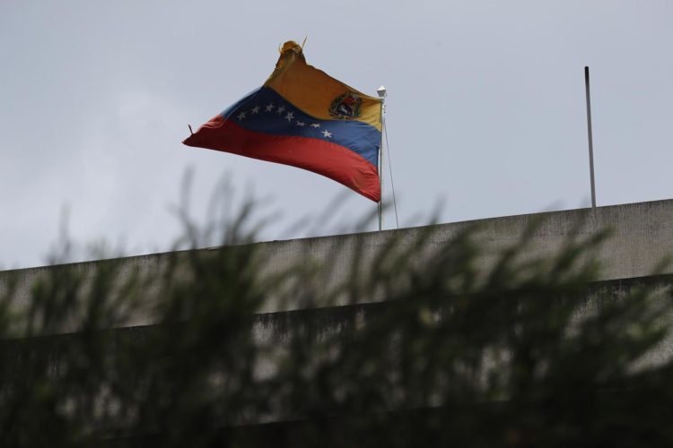 Fotografía de archivo en donde se ve una bandera de Venezuela. EFE/ José Jácome