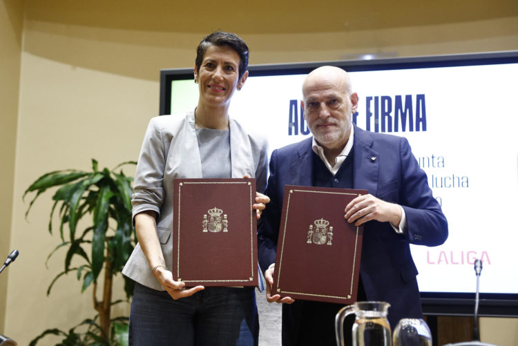 El presidente de LaLiga, Javier Tebas (d), durante el acto en el que firmó con la ministra de Inclusión Seguridad Social y Migraciones, Elma Saiz (i), un convenio de colaboración en materia de prevención y lucha contra los discursos de odio en el deporte. EFE/ Rodrigo Jiménez