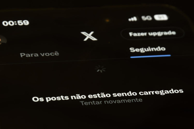 Fotografía de archivo del 30 de agosto de 2024 de un celular que muestra la aplicación de la red social X momentos después de haber dejado de funcionar en Brasil debido a un bloqueo impuesto por el Supremo Tribunal Federal, en Sao Paulo (Brasil). EFE/ Isaac Fontana