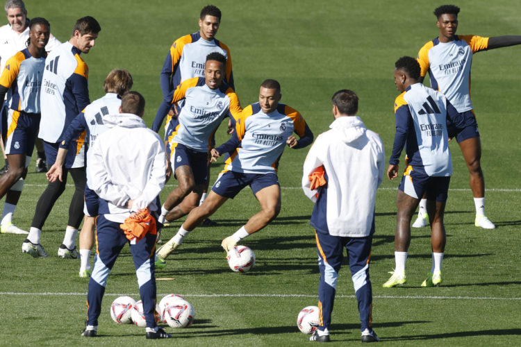 Los jugadores del Real Madrid durante el entrenamiento del equipo en la Ciudad Deportiva de Valdebebas este viernes, para preparar su enfrentamiento liguero ante el Celta de mañana. EFE/Juan Carlos Hidalgo