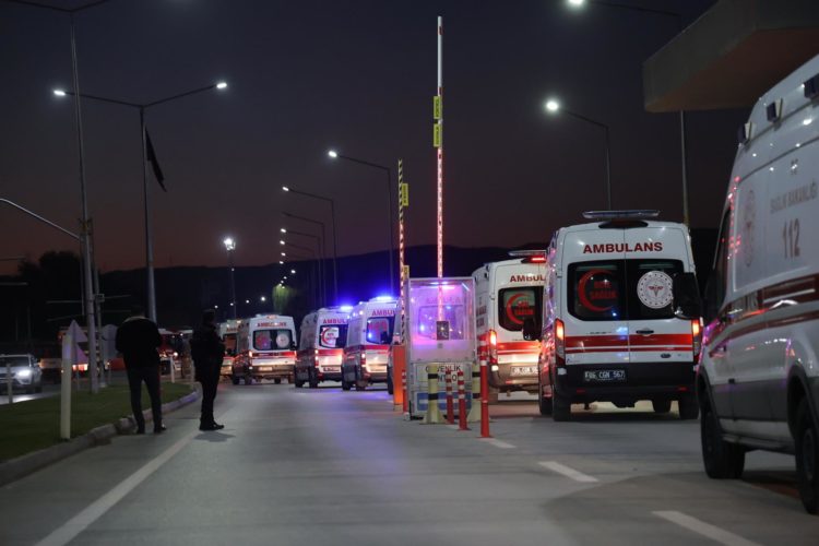 Las ambulancias llegan mientras la policía asegura el área durante un ataque terrorista en la sede del Centro Aeroespacial y de Aviación Turco (TUSAS) en Ankara, Turquía, el 23 de octubre de 2024. EFE/NECATI SAVAS