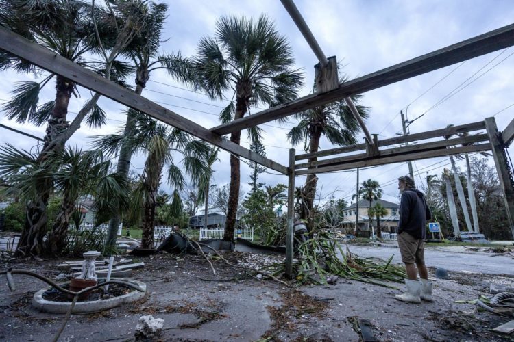 Un hombre observa los escombros después de que el huracán Milton arrasara Bradenton, Florida, EE. UU., el 10 de octubre de 2024. EFE/Cristóbal Herrera-Ulaskevich