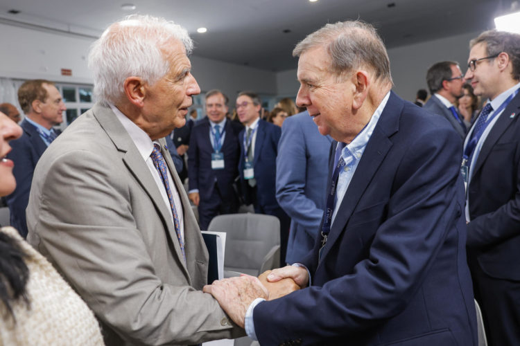 El alto representante de la Unión Europea (UE) para Asuntos Exteriores y Política de Seguridad, Josep Borrell, y el líder opositor venezolano Edmundo González (d) se saludan en un evento en O Grove, Pontevedra, España. EFE/Lavandeira jr