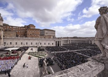 La iglesia debe agilizar las dimisiones por abuso e informar más, según informe vaticano