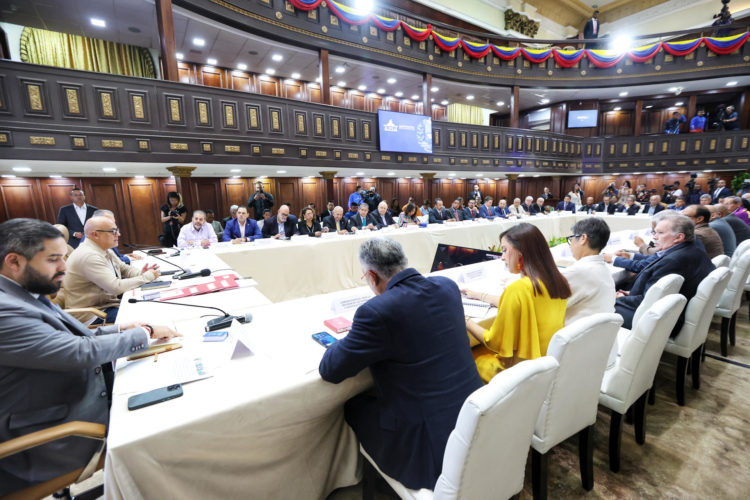 Fotografía cedida por la oficina de prensa de la Asamblea Nacional de Venezuela, del presidente de la Asamblea Nacional, Jorge Rodríguez (2i) durante una reunión con representantes de varios partidos este jueves en Caracas (Venezuela). EFE/Asamblea Nacional de Venezuela