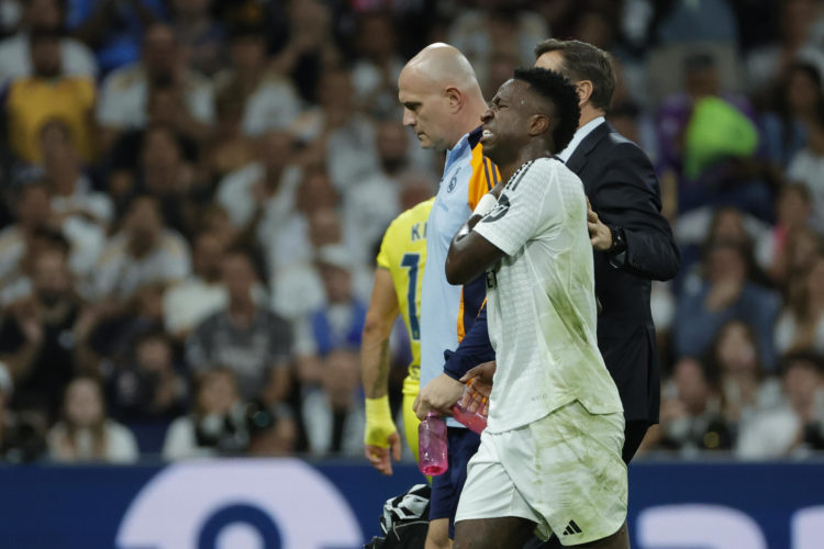 El delantero brasileño del Real Madrid Vinicius Jr. se duele de un hombro durante el partido de la jornada 9 de Liga que disputaron Real Madrid y Villarreal CF en el estadio Santiago Bernabéu. EFE/ZIPI ARAGÓN