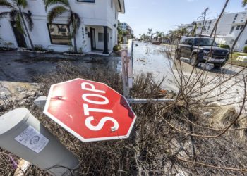 Suben a 16 los muertos por los tornados y el huracán Milton en Florida