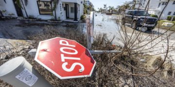 Suben a 16 los muertos por los tornados y el huracán Milton en Florida