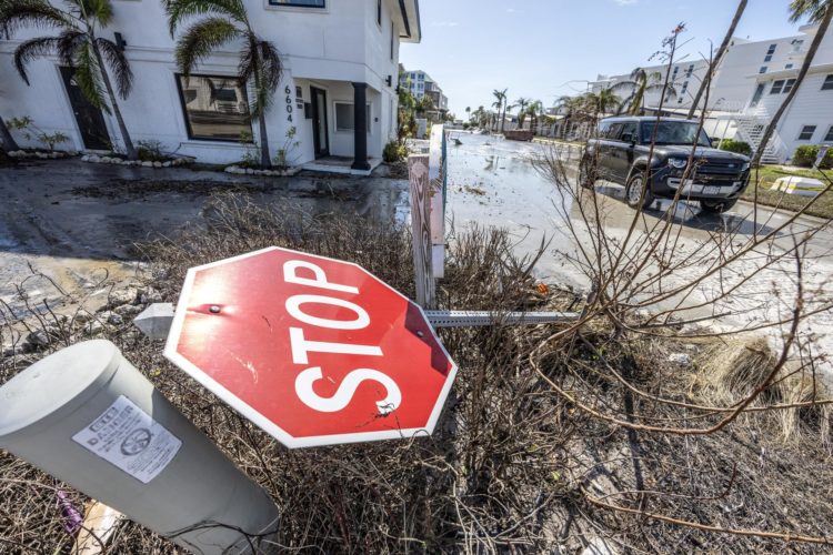 Vista de los daños dejados por el huracán Milton en Siesta Key, Florida, EE. UU., 10 de octubre de 2024. EFE/EPA/Cristobal Herrera-Ulashkevich