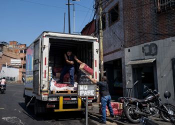Un venezolano necesita 106,3 dólares al mes para cubrir gastos de alimentos, según Cendas-FVM