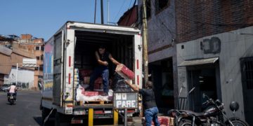 Un venezolano necesita 106,3 dólares al mes para cubrir gastos de alimentos, según Cendas-FVM