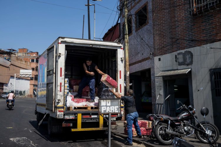 Foto de archivo de trabajadores descargando alimentos de un camión, en Caracas (Venezuela). EFE/ Miguel Gutiérrez