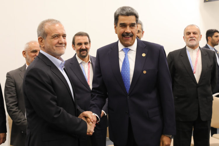 Fotografía cedida por Prensa Miraflores del presidente de Venezuela, Nicolás Maduro (d), posando junto con el presidente de Irán, Masoud Pezeshkian, este jueves, durante la cumbre de los BRICS en Kazan (Rusia). EFE/ PRENSA MIRAFLORES/