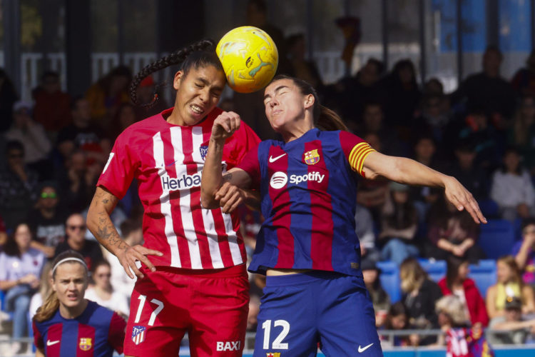 La jugadora venezolana del Atlético de Madrid Gaby García (izquierda de la imagen) disputa un balón en un partido de la Liga española de Fútbol. EFE/ Quique García