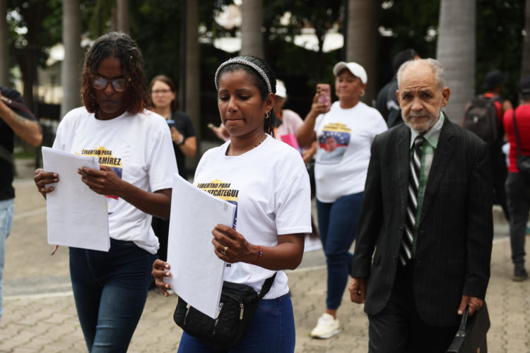 Fotografía del 3 de octubre de 2024 en donde se ven a familiares de los adolescentes detenidos tras las protestas en contra de los resultados oficiales de las elecciones presidenciales del 28 de julio, en los que el ente electoral proclamó la victoria de Nicolás Maduro, se reúnen para firmar un recurso de amparo y presentarlo ante el Tribunal Supremo de Justicia en Caracas (Venezuela). EFE/ Miguel Gutierrez