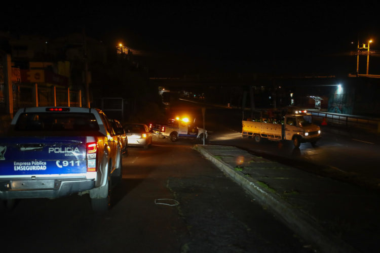 Fotografía de archivo de militares que realizan controles en las calles de Quito durante los apagones por la crisis energética en Ecuador. EFE/ José Jácome